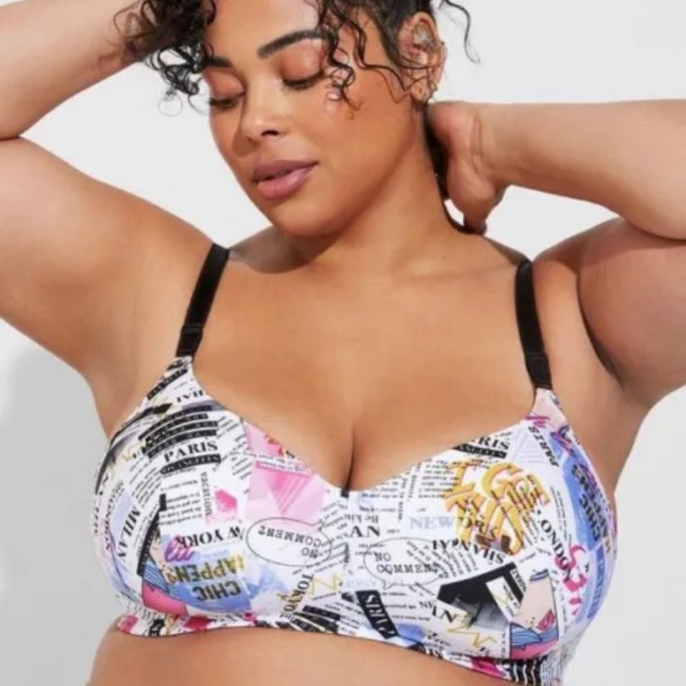 Torrid T-Shirt Bra Size 40D Multicolor Newspaper Pop Art Back Smoothing Lingerie